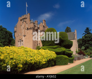Le Château de Crathes, Aberdeenshire, Scotland, UK. Vue depuis le terrain de croquet montrant le célèbre Yew topiaire de couverture Banque D'Images