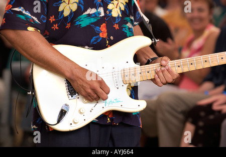 Guitariste de blues américain Sherman Robertson en spectacle avec son groupe sur la scène du Festival de jazz de Brecon Powys Pays de Galles UK Banque D'Images