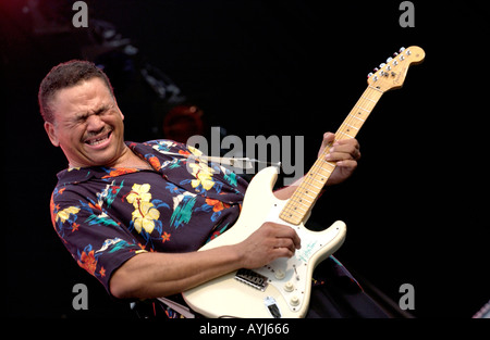 Guitariste de blues américain Sherman Robertson en spectacle avec son groupe sur la scène du Festival de jazz de Brecon Powys Pays de Galles UK Banque D'Images