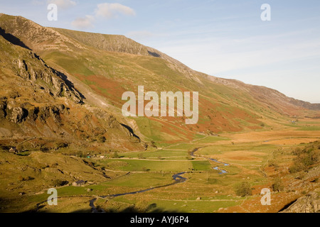 OGWEN GWYNEDD AU NORD DU PAYS DE GALLES UK Novembre à Nant Ffrancon le long avec l'Afon Ogwen se faufiler le long du fond de la vallée Banque D'Images