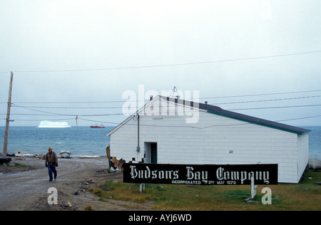 Pond Inlet au Nunavut l'édifice en bois de la Baie d'Hudson en Banque D'Images