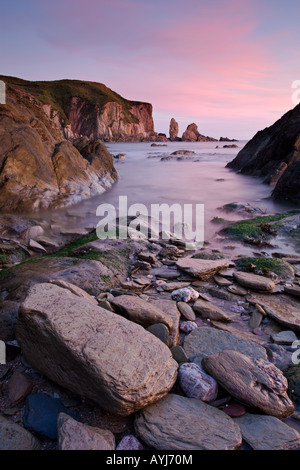 Côte Rocheuse au coucher du soleil l'Angleterre Devon Bantham Banque D'Images