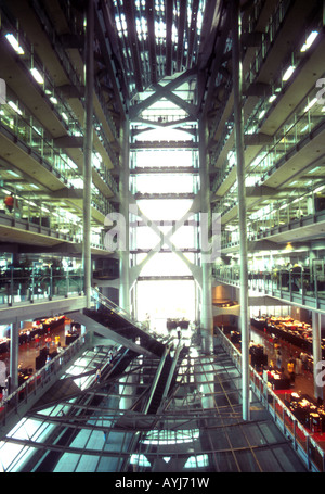 Intérieur du bâtiment principal de la HSBC siège de la Hong Kong and Shanghai Banking Corporation Ltd., dans le centre du quartier financier Banque D'Images