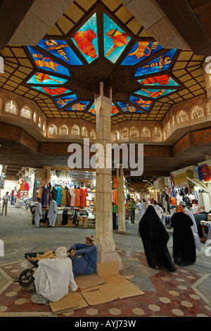 Oman Muscat Mutrah souk arabes avec plafond en verre coloré coloré Banque D'Images