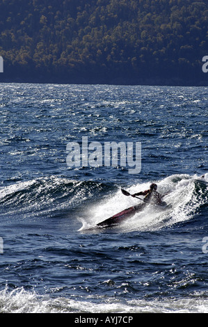 Les vagues en kayak de mer sur le lac Supérieur Banque D'Images