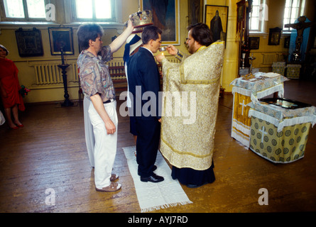Cérémonie de mariage orthodoxe russe Liepaja Lettonie - placer les couronnes sur la mariée et la tête des marié Banque D'Images