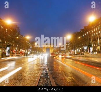 Arc de Triomphe et l'Avenue des Champs Élysées Paris France Banque D'Images