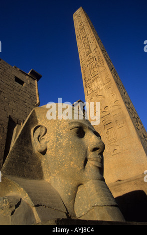 Tête de Ramsès II et l'Obélisque du temple de Louxor Louxor Égypte Banque D'Images