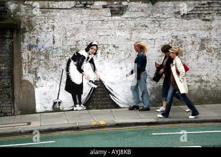 Art Banksy intitulé balayer sous le tapis, Chalk Farm, London England Banque D'Images