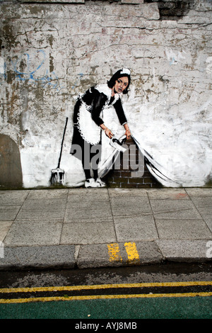 Banksy Maid le balayant sous le tapis, Chalk Farm, Londres Banque D'Images