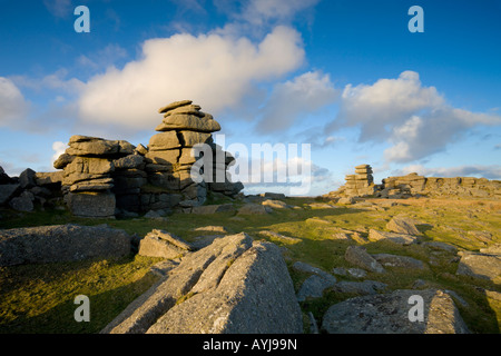 La fin de l'après-midi le soleil brille sur les formations de roche de granit d'une grande Agrafe Tor dans le parc national du Dartmoor Devon, Angleterre Banque D'Images