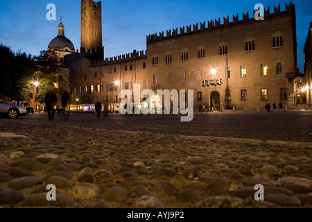 Mantova (Mantoue) Piazza Sordello avec bâtiment médiéval, de l'Italie. Palazzo Castiglioni Banque D'Images