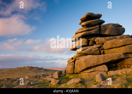 La fin de l'après-midi le soleil brille sur les formations de roche de granit d'une grande Agrafe Tor dans le parc national du Dartmoor Devon, Angleterre Banque D'Images