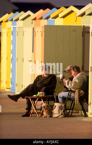 Après-midi thé et biscuits à côté des cabines de plage baignée de soleil. Photo par Jim Holden. Banque D'Images