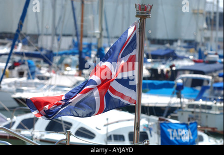 Une Union Jack flag flying sur yacht dans un port. Photo par Jim Holden. Banque D'Images