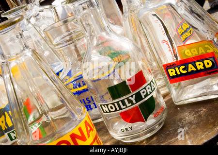 Collection de bouteilles de verre mélangeur de l'eau à vendre à antiquités et d'objets de marché dans l'Isle sur la Sorgue, près d'Avignon. Banque D'Images