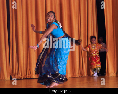 Célébrations du Diwali Wandsworth Town Hall Londres Angleterre 18 ans, fille de danser pendant que les enfants regarder dans les ailes Banque D'Images