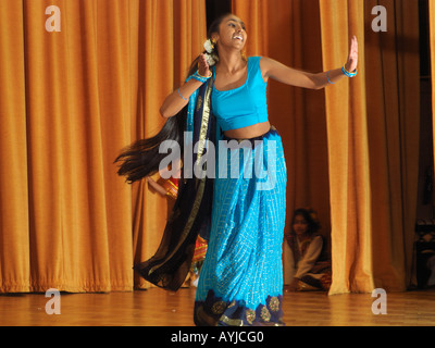 Célébrations du Diwali Wandsworth Town Hall Londres Angleterre 18 ans, fille de danser pendant que les enfants regarder dans les ailes Banque D'Images