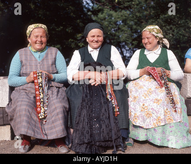 Les vieilles femmes en costume traditionnel au Parc de la ville, Pest, Budapest, Hongrie Banque D'Images