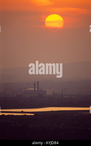 Réservoir audenshaw Manchester UK vue du Gee Cross City à distance avec haze Banque D'Images