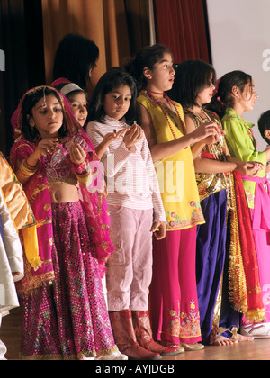 Les enfants qui prennent part à la cérémonie d'Arti avec peu de lumières aux célébrations du Diwali Wandsworth Town Hall Londres Angleterre Banque D'Images