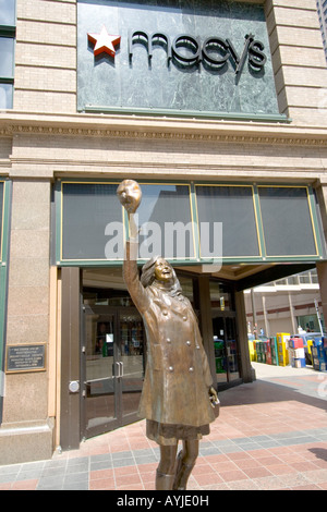 Minneapolis Minnesota USA sculpture en bronze de Mary Tyler Moore downtown par Macy's. Banque D'Images