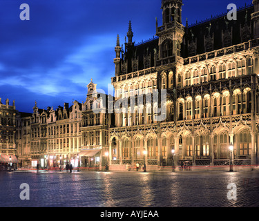 Être - BRUXELLES : la Grand Place par nuit Banque D'Images