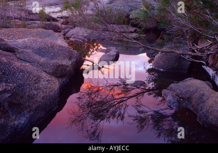 Coucher du soleil sur les rochers de granit de couleurs en cours d'Australie Queensland Le Parc National de Girraween Banque D'Images