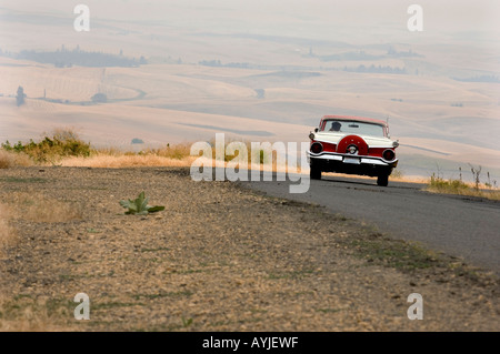 Classic Ford Fairlane en voiture sur route sinueuse au-dessus de l'État de Washington USA Palouse Hills Banque D'Images