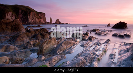 Côte Rocheuse au coucher du soleil l'Angleterre Devon Bantham Banque D'Images