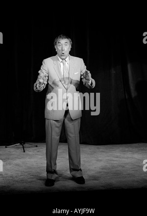 Portrait de l'acteur et humoriste Frankie Howerd prises à l'été 1986 Nuffield Theatre Southampton Banque D'Images