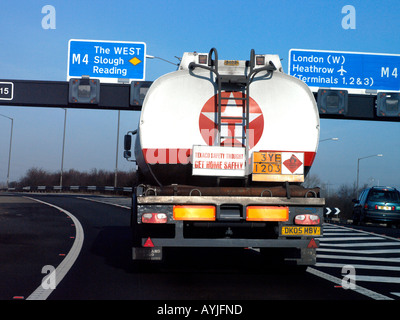 Camion-citerne d'essence sur l'autoroute M4 et M25 Banque D'Images