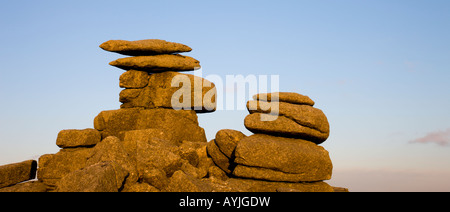 La fin de l'après-midi le soleil brille sur les formations de roche de granit d'une grande Agrafe Tor dans le parc national du Dartmoor Devon, Angleterre Banque D'Images