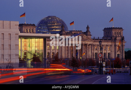 Bâtiment du Reichstag avec ambassade de Suisse et la Paul-Loebe-bâtiment. Banque D'Images