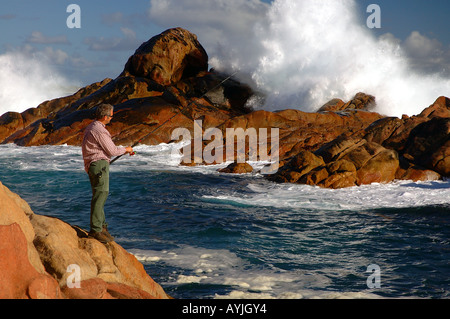 Pêche à l'homme de pierres malgré les énormes vagues Leeuwin Naturaliste National Park Région de Margaret River en Australie de l'Ouest M. Banque D'Images