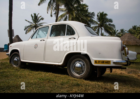 L'Ambassadeur blanc voiture, Kovalam, Kerala, Inde Banque D'Images