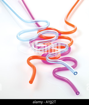 Portrait de trois pailles bouclés sur blanc. L'un bleu, un violet, une orange Banque D'Images