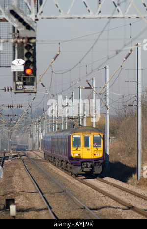 Classe First Capital Connect trains 319 voyageant le long de la voie en Angleterre. Banque D'Images