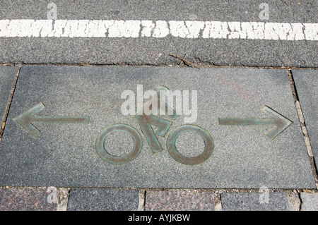 Pathways divisé entre les vélos et les joggeurs et coureurs et marcheurs à Hudson River Park Banque D'Images