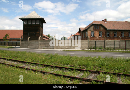 Tour d'angle et bloc 28 (bloc hôpital prisonnier) vue de l'extérieur de l'ancien camp de concentration Nazi à Auschwitz. Banque D'Images