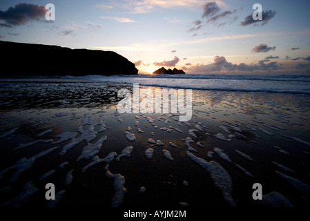 Baie de Holywell cornwall plage mer Océan surf falaise rochers newquay côte nord coucher de soleil nuages ciel mousse eau ondulation Banque D'Images