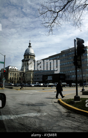 Le centre-ville de Springfield, Illinois street intersection, avec state capital building en arrière-plan. Banque D'Images