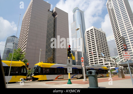 Minneapolis Minnesota MN USA Ligne Hiawatha Light Rail et les toits du centre-ville. Banque D'Images