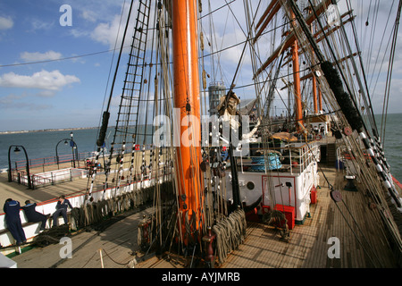 Mâts et gréements du Sedov, le plus grand grand navire du monde, amarré à la fin de la jetée, Southend on Sea, Royaume-Uni. Banque D'Images