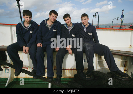 Les jeunes membres de l'équipage du Sedov, le plus grand grand navire du monde, Southend on Sea, Essex, Angleterre, Royaume-Uni. Banque D'Images