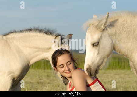 Fille et deux poulains poneys Connemara - portrait Banque D'Images