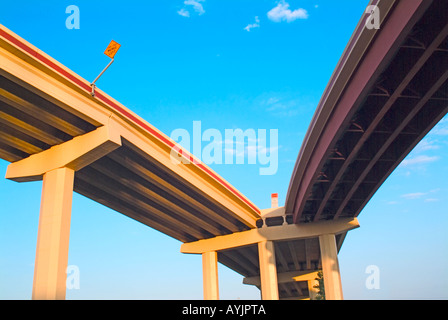 À la recherche jusqu'au viaduc avec deux divergents de la route Banque D'Images