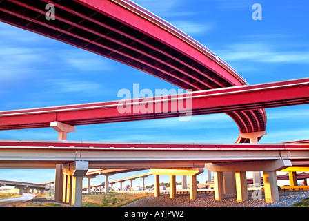 Traversant l'autoroute d'étagement shot against a blue sky Banque D'Images