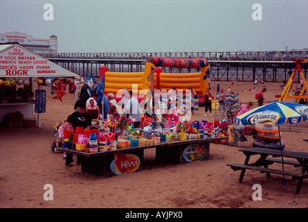 Souvenirs et cadeaux stall sur la plage à Weston Super Mare , Somerset , Royaume-Uni Banque D'Images