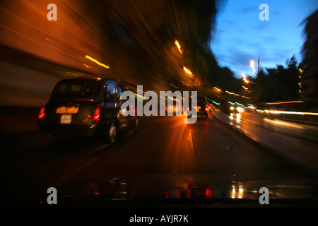 Des taxis en voiture sur Grosvenor Road, à Pimlico, Londres Banque D'Images